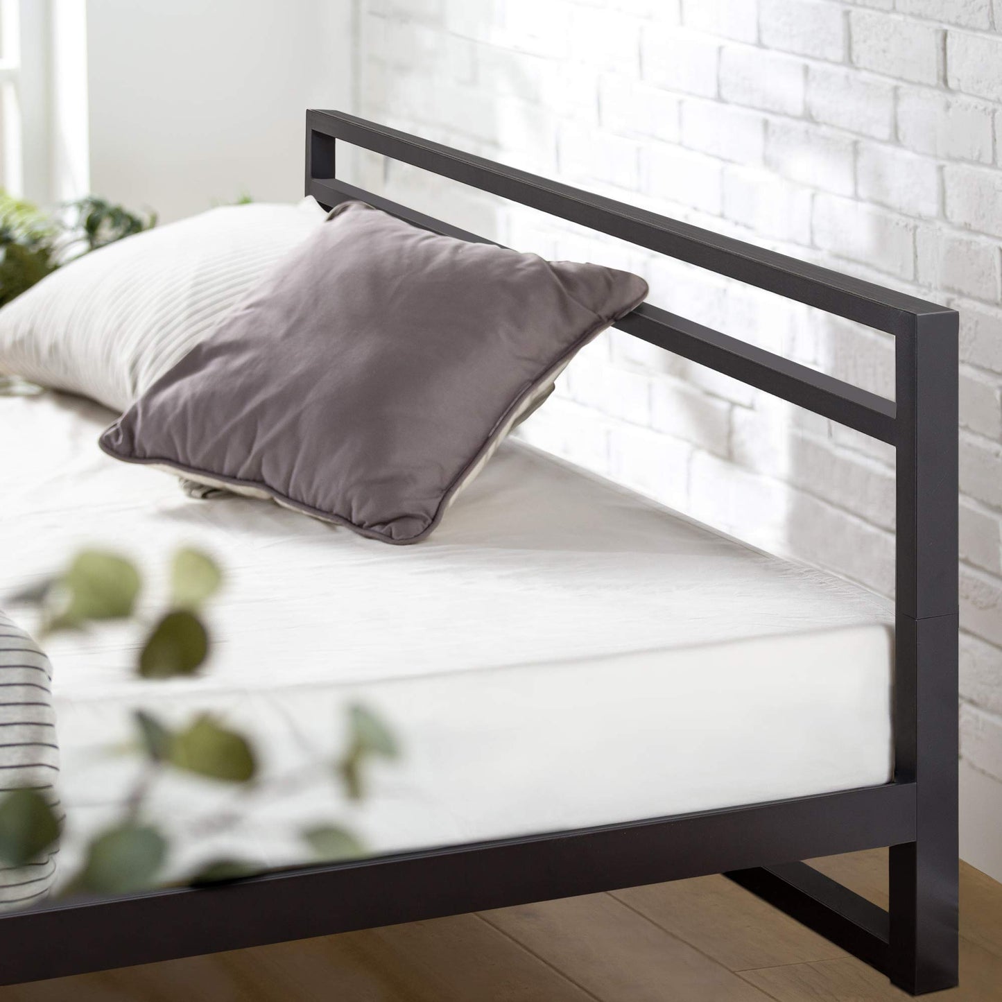 ZINUS Trisha Metal Platforma Bed Frame with Headboard / Wood Slat Support / No Box Spring Needed / Easy Assembly, Full