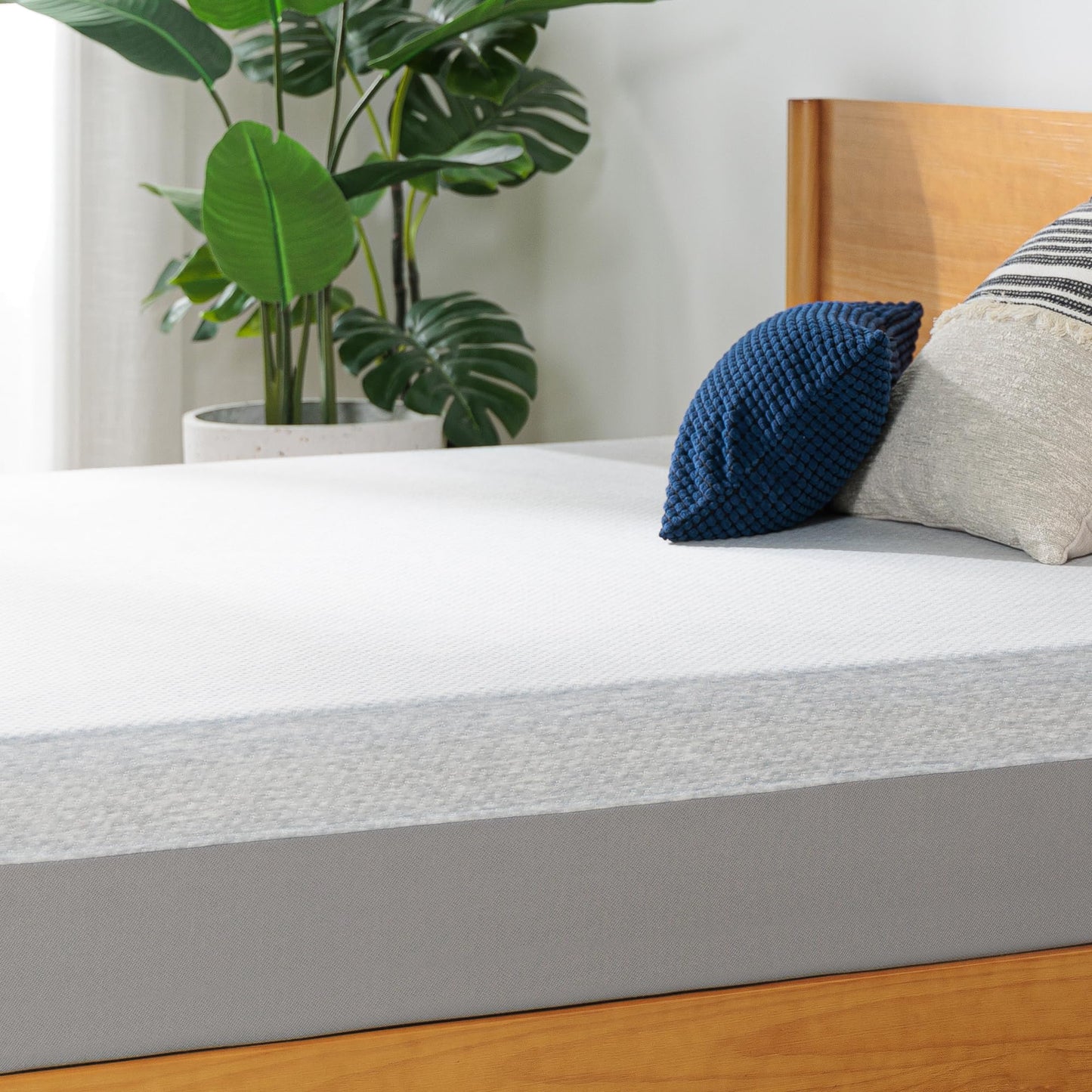 ZINUS 10 Inch Ultima Memory Foam Mattress [New Version], Full, Fiberglass Free, Medium Firm Feel, Breathable Airflow Memory Foam, Certified Safe Foams & Fabric, Mattress in A Box White Smooth Comfort (New Small Box)